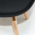 krzeslo-skandynawskie-oslo-plastikowe-czarne-ekoskora-nogi.webp