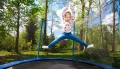 trampolina-ogrodowa-motion-ft8-244-cm-z-drabinka-skaczace-dziecko.webp