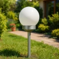 lampa-solarna-kula-34-cm-led-wizualizacja-dzien.webp