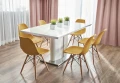 krzeslo-eva-skandynawskie-plastikowe-musztardowe-mebel-przy-stole.webp