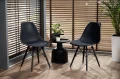krzeslo-eva-skandynawskie-plastikowe-czarne-mebel-przy-stoliku.webp