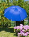 parasol-ogrodowy-240-cm-niebieski-z-funkcja-lamania-wizualizacja-w-ogrodzie.webp
