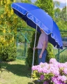 parasol-ogrodowy-240-cm-niebieski-z-funkcja-lamania-wizualizacja-mezyczna-pod-parasolem.webp