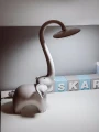 lampka-biurkowa-led-slon-jumi-wizualizacja-od-boku.webp
