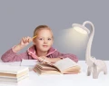 lampka-biurkowa-led-slon-jumi-wizualizacja-na-biurku.webp