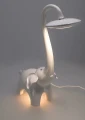 lampka-biurkowa-led-slon-jumi-wizualizacja-bokiem-zapalona.webp