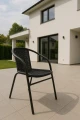 krzeslo-ogrodowe-bistro-czarne-technorattan-produkt-jumi-wizualizacja-przed-domem.webp
