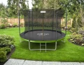 trampolina-ogrodowa-motion-ft8-244-cm-z-drabinka-marka-jumi-wizualizacja-w-ogrodzie.webp