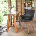 krzeslo-skandynawskie-orlean-plastikowe-ekoskora-czarne-marka-jumi-wizualizacja-na-tarasie.webp