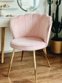 krzeslo-fiore-tapicerowane-welurowe-rozowe-zlote-nozki-marka-jumi-fotel-w-pokoju.webp