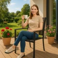 zestaw-2-krzesel-ogrodowych-tarasowych-textilene-marka-jumi-wizualizacja-kobieta-na-krzesle.webp