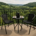zestaw-2-krzesla-ogrodowe-tarasowe-bistro-technorattan-czarne-marka-jumi-wizualizacja-na-tarasie.webp