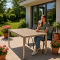 aluminiowy-stol-ogrodowy-tarasowy-blat-polywood-bezowy-marka-jumi-wizualizacja-kobieta-przy-stole.webp