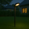 czarna-lampa-solarna-12-led-wbijana-2-tryby-swiecenia-cieple-zimne-swiatlo-marka-jumi-wizualizacja-podswietlenia.webp