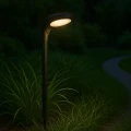 czarna-lampa-solarna-12-led-wbijana-2-tryby-swiecenia-cieple-zimne-swiatlo-marka-jumi-wizualizacja-noca.webp