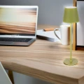 lampka-led-stolowa-3-tryby-swiecenia-bezdotykowa-bezprzewodowa-zlota-marka-jumi-wizualizacja.webp