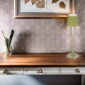lampka-led-stolowa-3-tryby-swiecenia-bezdotykowa-bezprzewodowa-zlota-marka-jumi-wizualizacja-biurko.webp