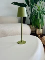 lampka-led-stolowa-3-tryby-swiecenia-bezdotykowa-bezprzewodowa-zlota-marka-jumi-wizualizacja-stolik.webp