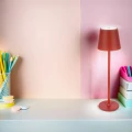 bezdotykowa-lampka-stolowa-led-3-tryby-swiecenia-bezprzewodowa-czerwona-marka-jumi-wizualizacja.webp