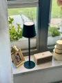 bezdotykowa-lampka-stolowa-led-3-tryby-swiecenia-bezprzewodowa-niebieska-marka-jumi-wizualizacja-parapet.webp
