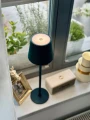 bezdotykowa-lampka-stolowa-led-3-tryby-swiecenia-bezprzewodowa-niebieska-marka-jumi-wizualizacja-wlaczona-parapet.webp