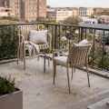 krzeslo-ogrodowe-tarasowe-raias-plastik-bezowe-ochrona-uv-marka-jumi-wizualizacja-balkon.webp