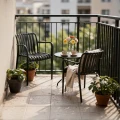 krzeslo-ogrodowe-tarasowe-raias-plastik-czarne-ochrona-uv-marka-jumi-wizualizacja-balkon.webp