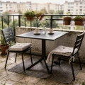 stol-ogrodowy-tarasowy-80-x-80-czarny-ochrona-uv-marka-jumi-wizualizacja-balkon.webp