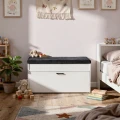 szafka-na-buty-z-siedziskiem-100-cm-biala-marka-jumi-wizualizacja-w-pomieszczeniu.webp