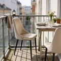 eleganckie-krzeslo-do-jadalni-salonu-welurowe-varis-bezowe-marka-jumi-wizualizacja-balkon.webp