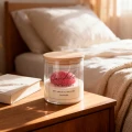 swieca-sojowa-serce-280g-w-szkle-na-stoliku-nocnym.webp