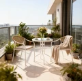 zestaw-mebli-na-balkon-2-krzesla-stolik-i-rosliny-w-donicach.webp