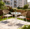 zestaw-ogrodowy-2-krzesla-i-stolik-na-patio-przy-ogrodku.webp