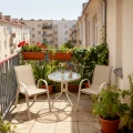 meble-ogrodowe-na-balkon-2-krzesla-i-stolik-z-kwiatami.webp