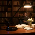 lampka-biurkowa-led-czarna-do-czytania-z-cieplym-swiatlem-i-ladowarka-qi.webp