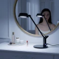 czarna-lampka-led-do-makijazu-z-ladowarka-indukcyjna-i-regulacja-swiatla.webp