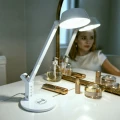 lampka-biurkowa-led-z-ladowarka-indukcyjna-biala-marka-jumi-wizualizacja-zapalona-lampka.webp