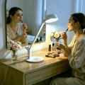 lampka-biurkowa-led-z-ladowarka-indukcyjna-biala-marka-jumi-na-toaletce.webp