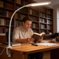 lampka-biurkowa-led-biala-cieple-swiatlo.webp