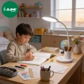 lampka-biurkowa-led-z-pojemnikiem-regulowana-biala-nauka-dziecka.webp