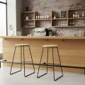 drewniane-hokery-przy-barze-w-industrialnym-wnetrzu.webp
