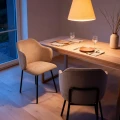krzesla-dalia-bezowe-wieczorna-jadalnia.webp