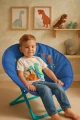 chlopiec-na-niebieskim-krzeselku-dzieciecym-z-dinozaurami.webp