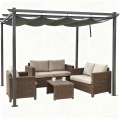pergola-ogrodowa-z-rozsuwanym-daszkiem-nad-meblami-rattanowymi.webp