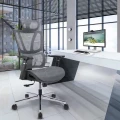 fotel-ergonomiczny-neova-szary-w-nowoczesnym-biurze.webp