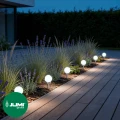 lampy-solarne-led-przy-tarasie.webp