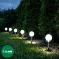lampa-solarna-ogrodowa-kula-1-led-cieply-bialy-noca.webp