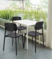 krzesla-lara-czarne-przy-stole-balkon-taras-jadalnia-nowoczesne.webp