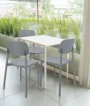 krzesla-lara-szare-przy-stole-jadalnia-balkon-nowoczesne.webp