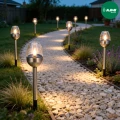 lampy-solarne-ogrod-sciezka-kamienie-rosliny-led-cieple-światlo.webp